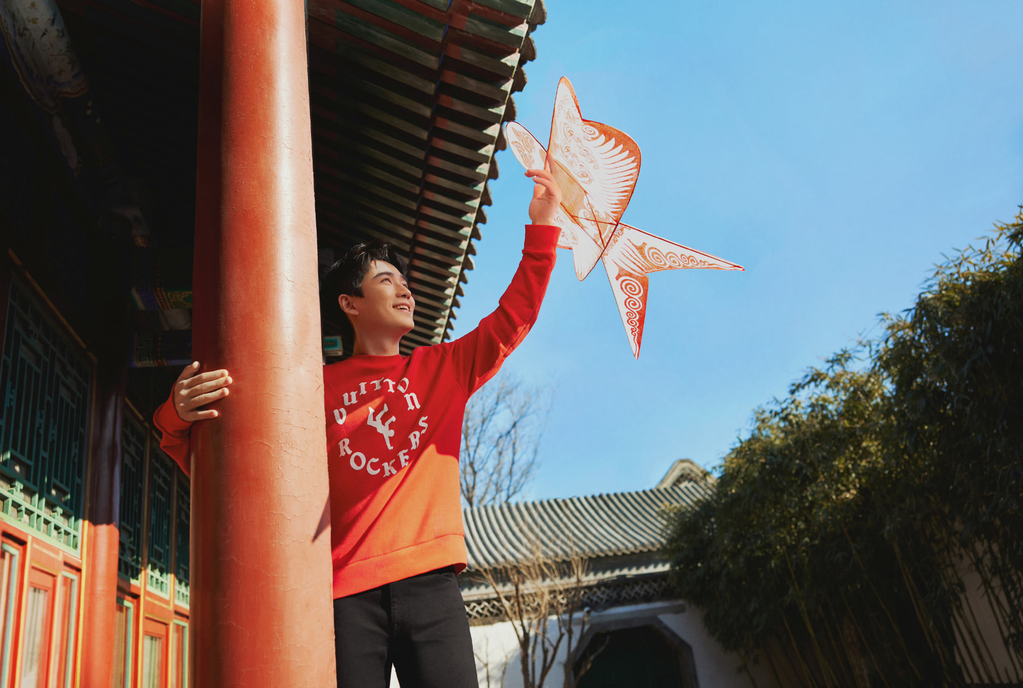 朱一龙更新一则动态身穿lv红色圆领衫舒适休闲手拿风筝