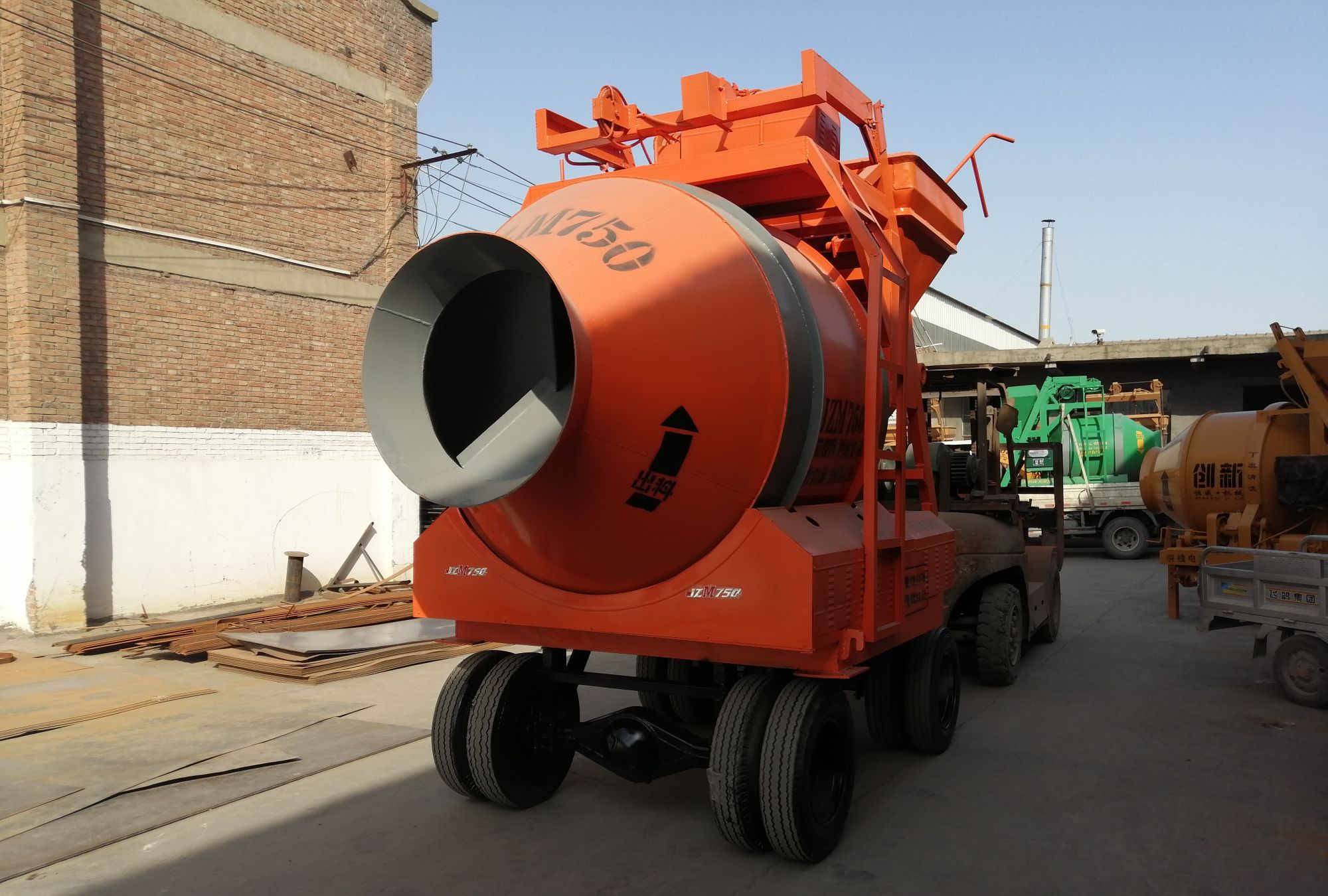移动式混凝土搅拌机带8条轮胎随时都可以拉走