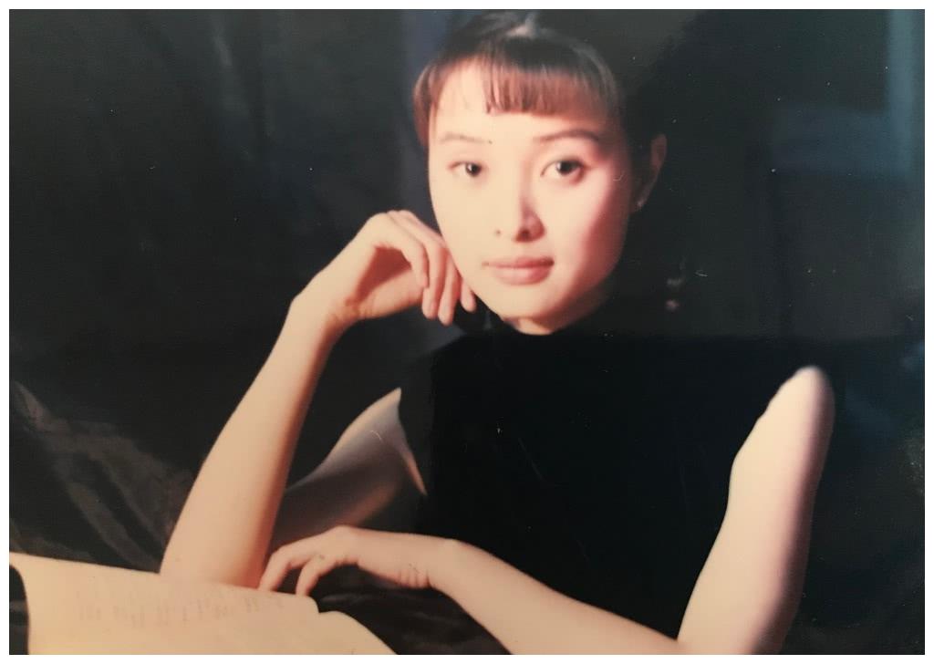 她在出道后便戏约不断,《书香门第》里的颜玉,《刑警使命》里的郝佳