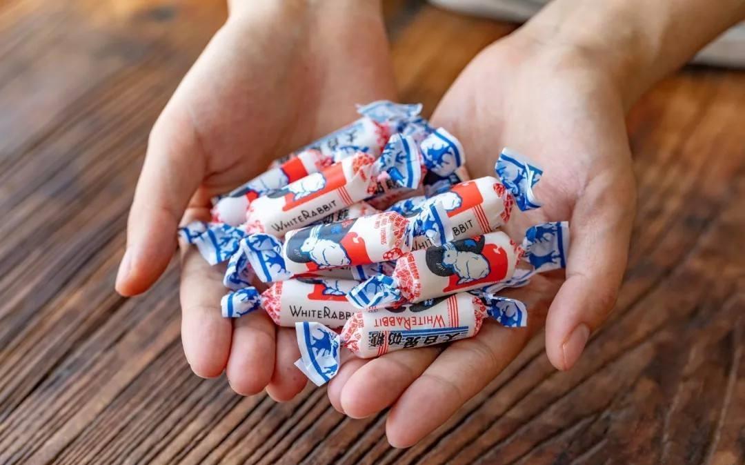 吃大白兔奶糖,里面那层透明纸能不能吃?有啥用?