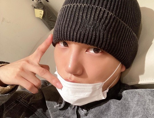 exo成员kai社交网站发照 戴口罩帽子表情酷