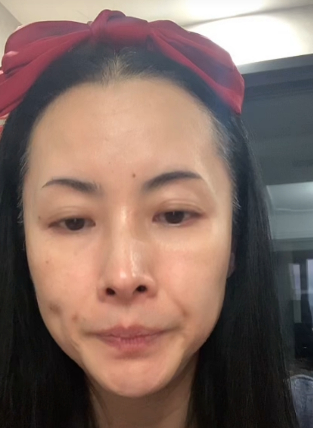 45岁杨明娜真的老了素颜直播皮肤松弛一脸皱纹网友太真实