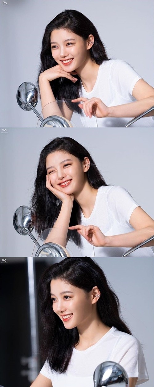 韩国女艺人金裕贞发布广告片场照托腮笑容甜