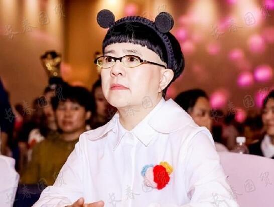 央视主持人"金龟子"旧照曝光,模样青涩亲和力十足