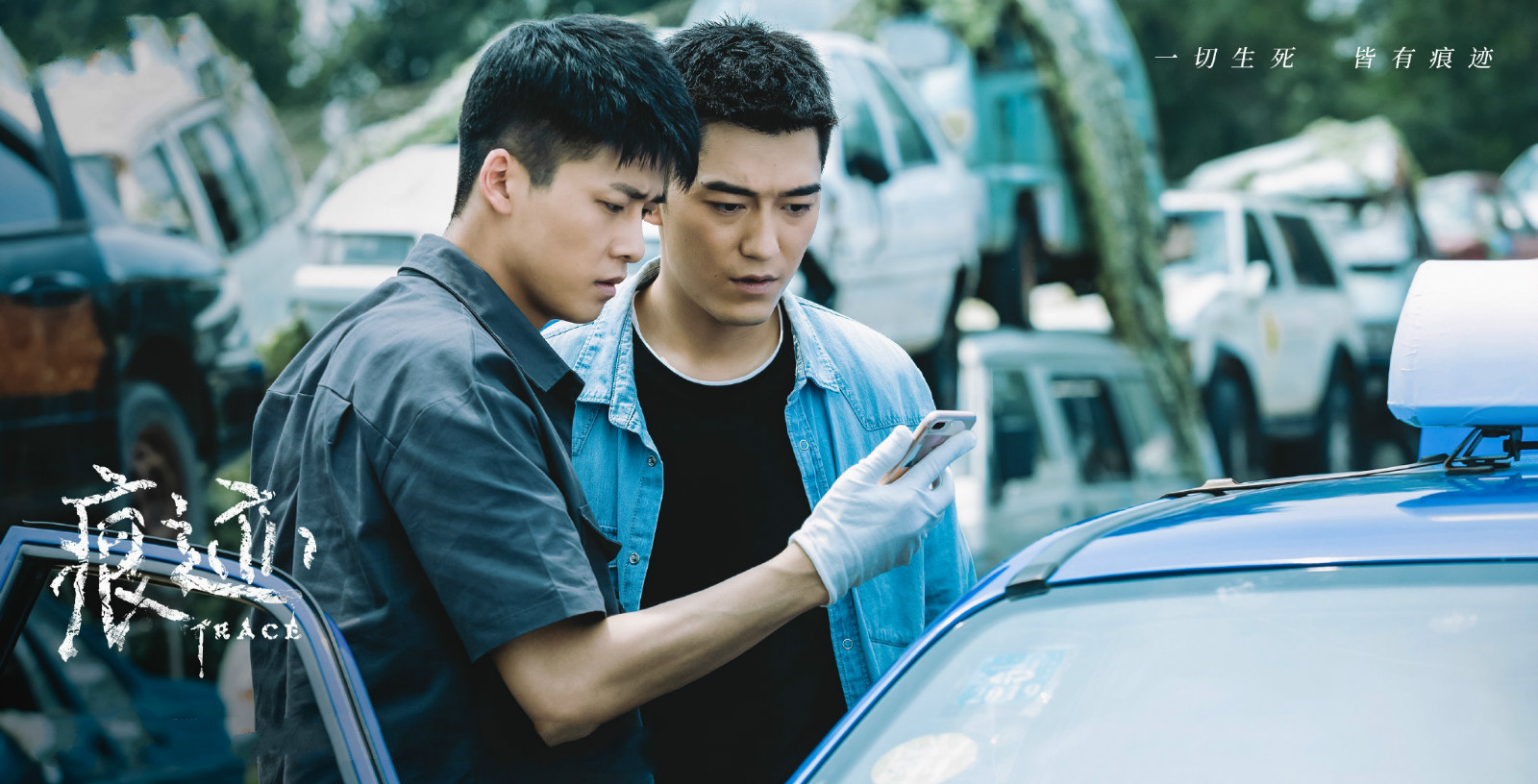 在这部电视剧的开篇,首个悬疑扣子,就是失恋女酒吧离开之后,被人割喉