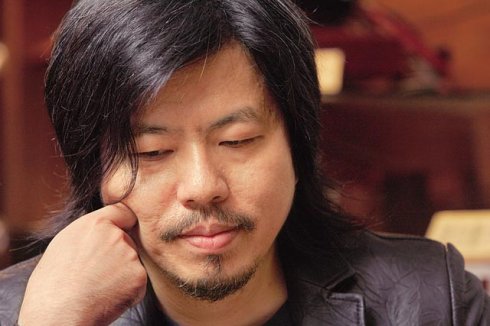 最后在网友和黄国伦发的演唱会现场照片来看,人数绝对达标,现场的气氛