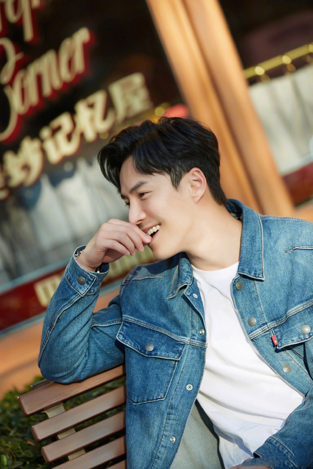 王冠逸蓝色牛仔服帅气有型,与玩具熊合影的王冠逸尽显暖男气质