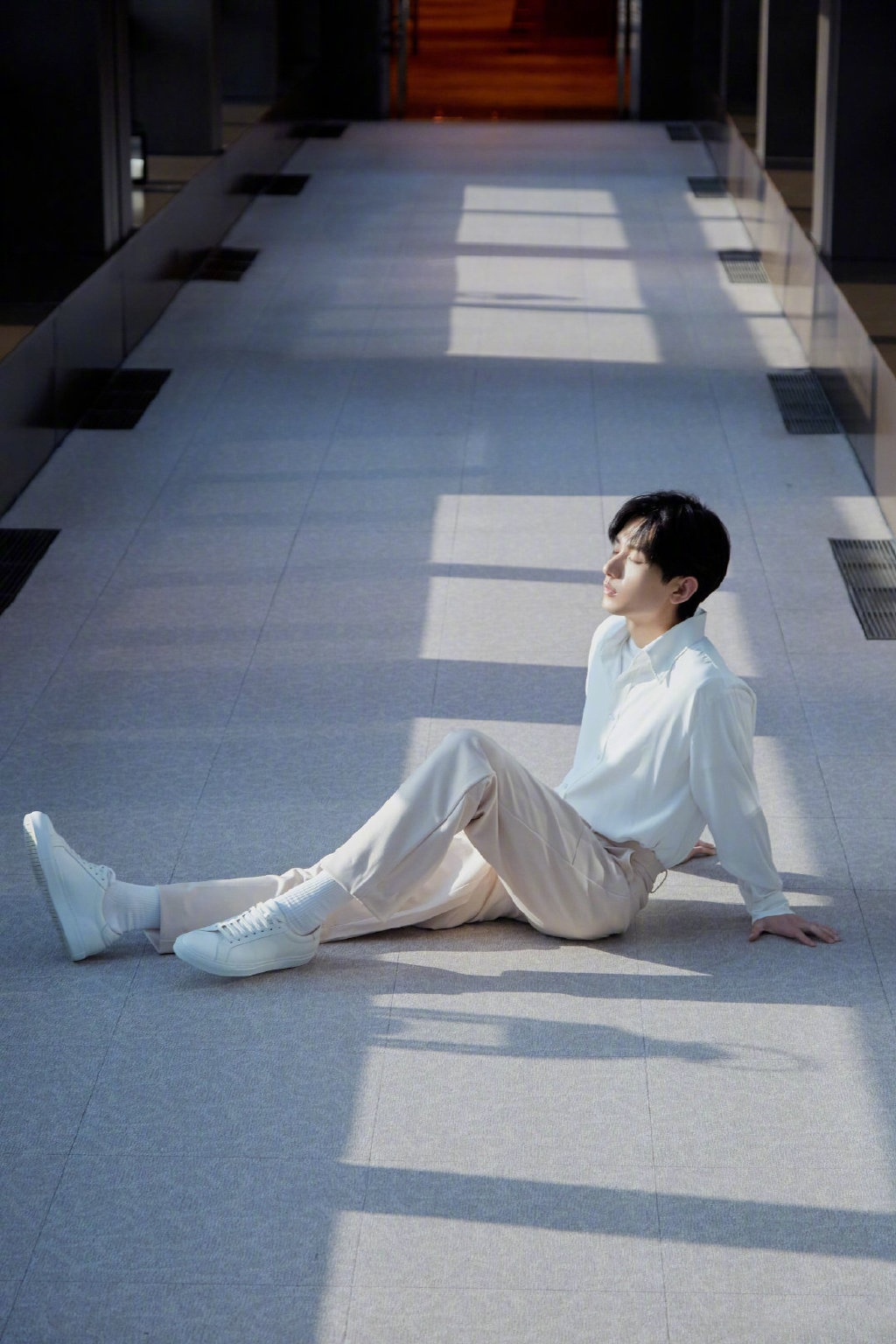 成毅一身白衬衫搭配米色休闲裤出镜,演绎初夏温柔治愈的少年姿态_高清