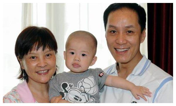 国家一级演员冯远征与大8岁妻子丁克27年如今他过得怎样