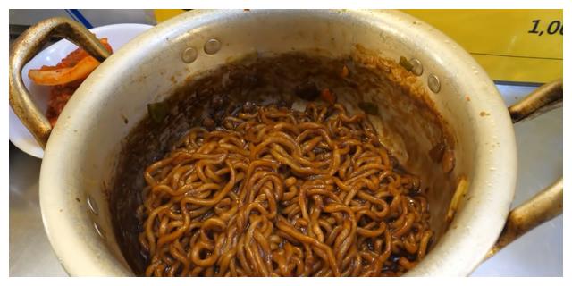 把这些炸酱倒在了锅里面,把它们给搅拌好,这美味的水煮泡面就做好了.