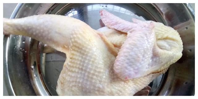 食材:土鸡半只,姜一块,葱一把,香菜两棵,花椒20粒,生抽小半碗,老抽半