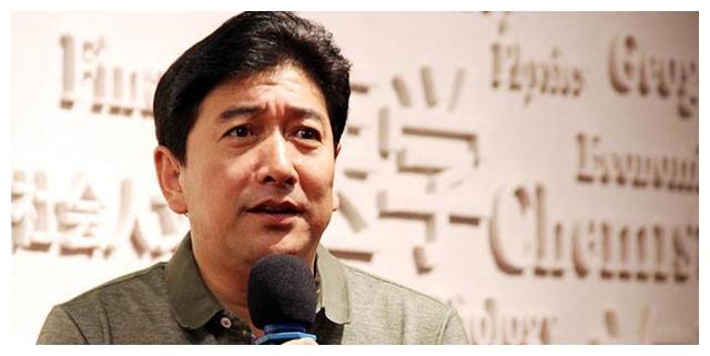 56岁著名主持水均益,二婚娶小13岁娇妻,养家养智残大哥不容易