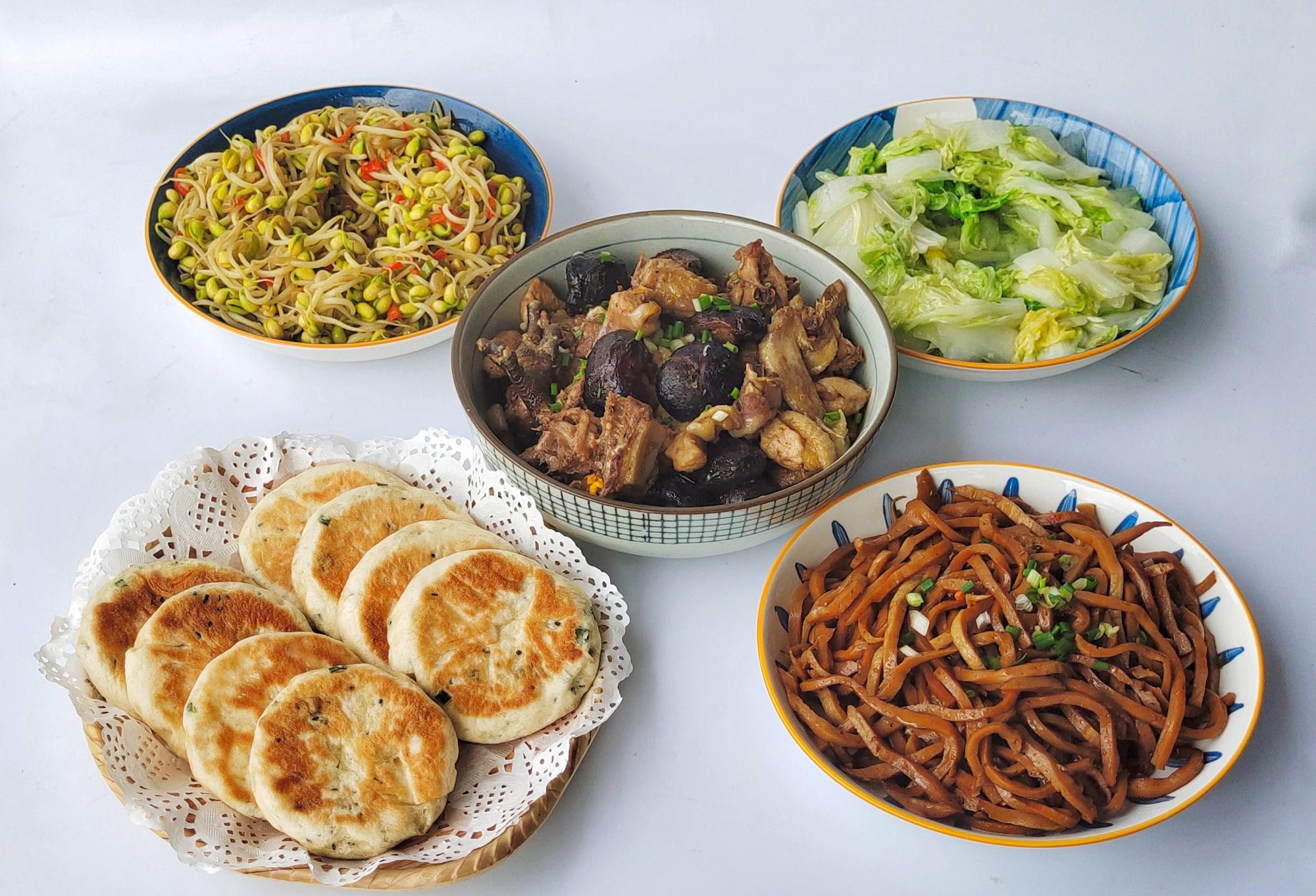 今日午餐,一荤三素,荤菜130,素菜13块,你看有喜欢的吗?__财经头条