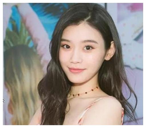 不得不说奚梦瑶的童年照和现在有着一些差距,小时候的奚梦瑶是白胖白