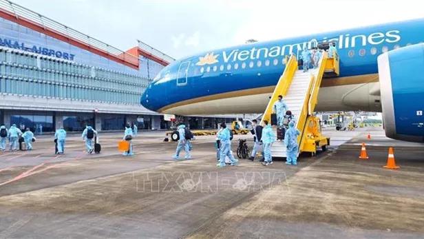 越南广宁省云屯国际机场迎接300多名持疫苗护照的法国旅客