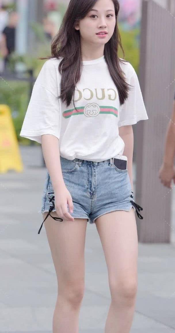 街拍:小姐姐白色t恤搭牛仔短裤,简单休闲的穿搭