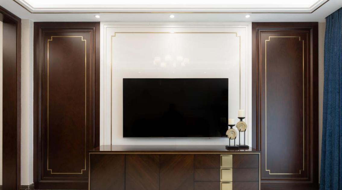 客厅的电视背景墙,采用硬包加石膏线走一圈,样子非凡.
