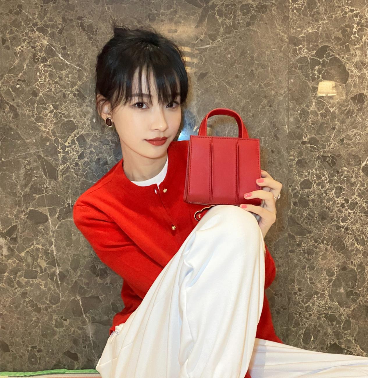 辣妈孙怡身材真好紧身牛仔裤穿出宽松效果剪空气刘海又飒又美