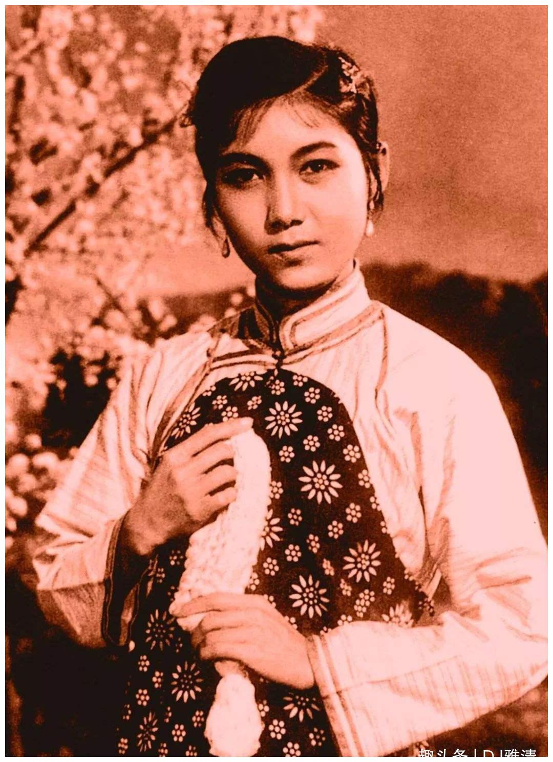 忘不了的南北双凤新凤霞回忆严凤英一想起她就泪流不止