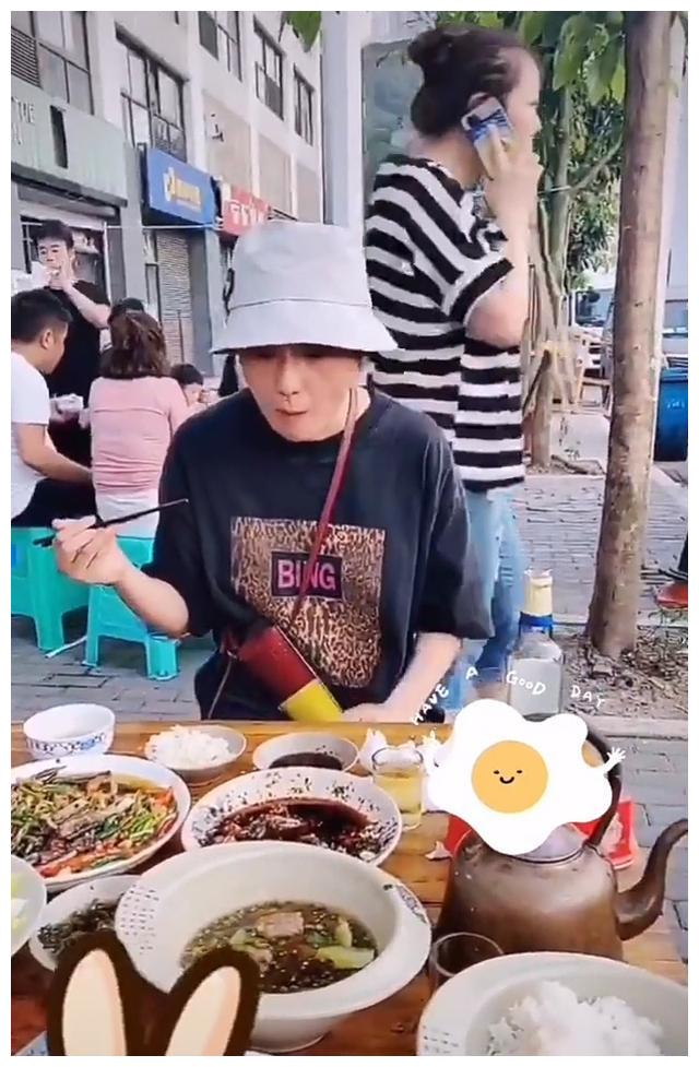 51岁老戏骨吃路边摊,坐街上无人认出!曾是童年阴影如今演杨紫妈