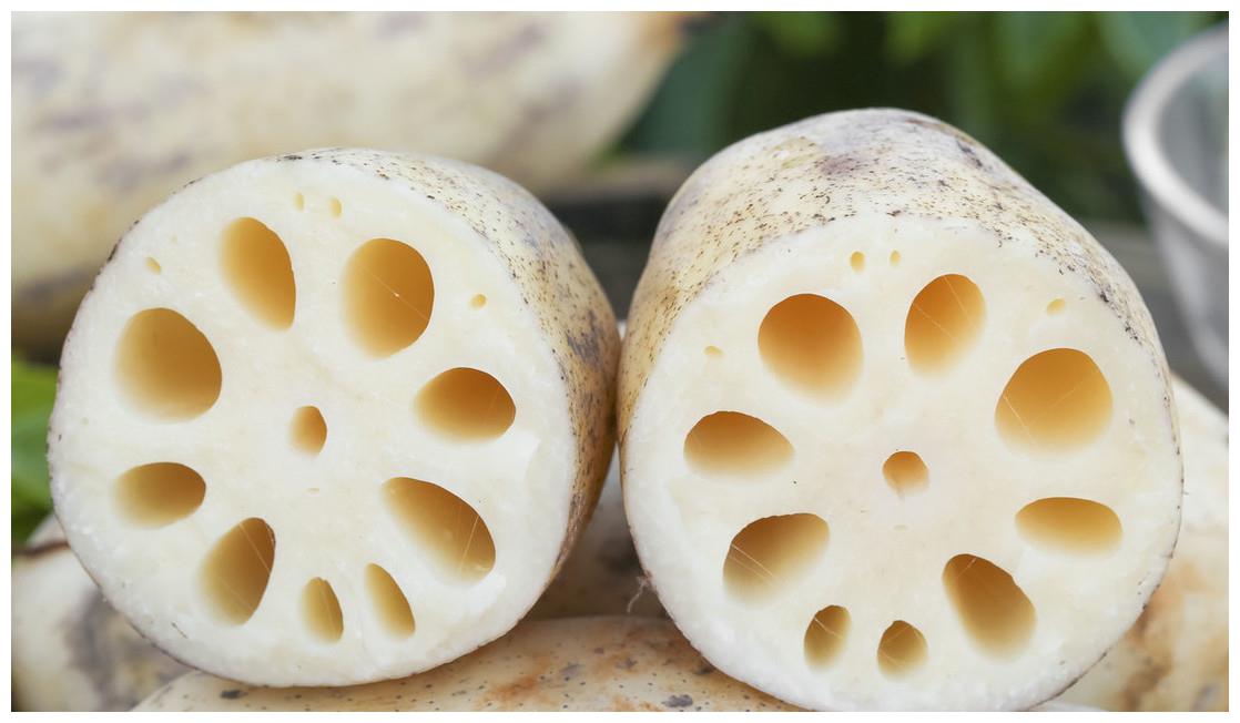 2,口感首先从外形上来说,七孔的莲藕颜色是呈褐色的,颜色比较暗沉,看