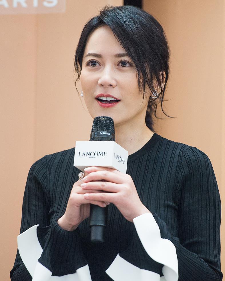 俞飞鸿穿衣低调也时髦灰色针织衫配阔腿裤美得高雅又大气