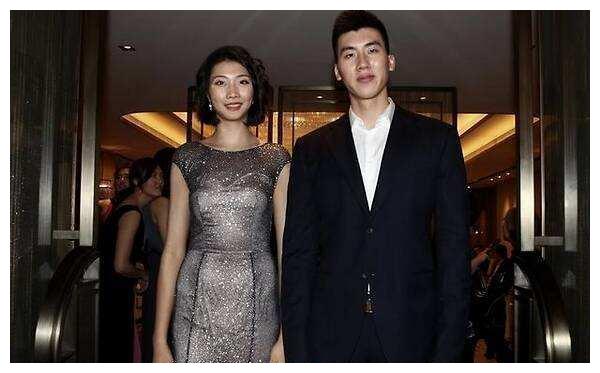 袁心玥黑色蕾丝裙装身材性感丰腴小肚腩抢镜瞬间变身熟女