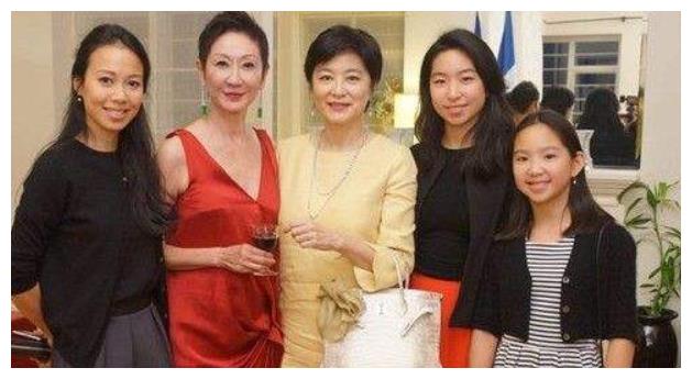 林青霞女儿长大了眉宇间的英气与笑容像极了年轻时的林青霞