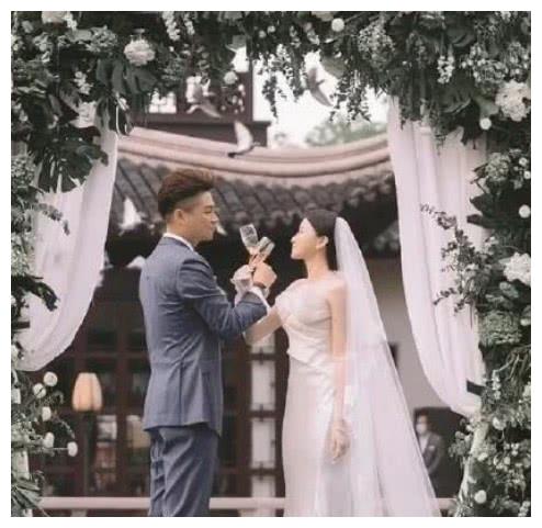 给沈涛"递话筒的女孩"露脸了,换上白色婚纱后,比费费还美