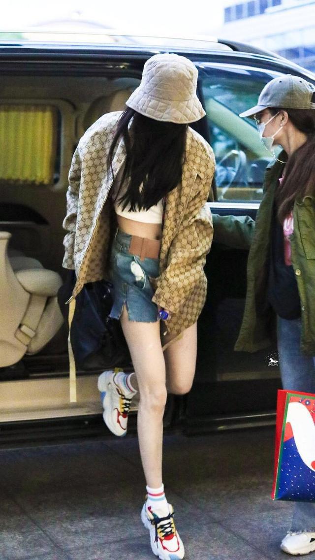 杨幂现身机场穿牛仔短裤秀大长腿,偷偷给粉丝比剪刀手十分可爱