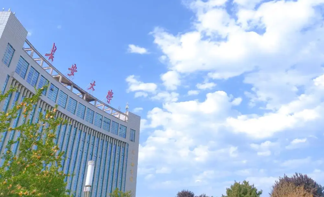 长安大学男生穿内裤在女寝现身校方回应酒醉待8分钟真的假的