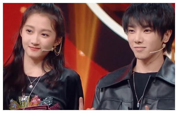 关晓彤避嫌不敢和华晨宇牵手,镜头外的互动却被当场被抓包