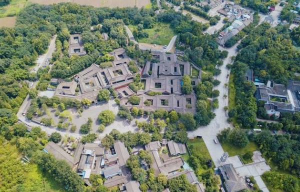 大邑刘氏庄园博物馆占地面积约7万平方米,建筑规模宏大,是典型的川西