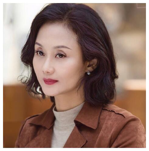 她17岁模特身份出道,曾是内地最红的挂历女郎,如今52岁风韵犹存