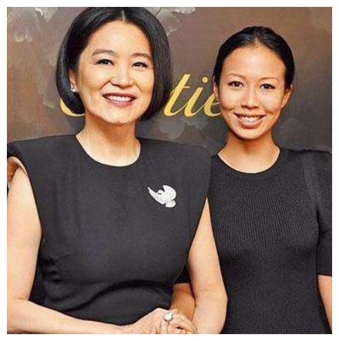 林青霞女儿长大了眉宇间的英气与笑容像极了年轻时的林青霞