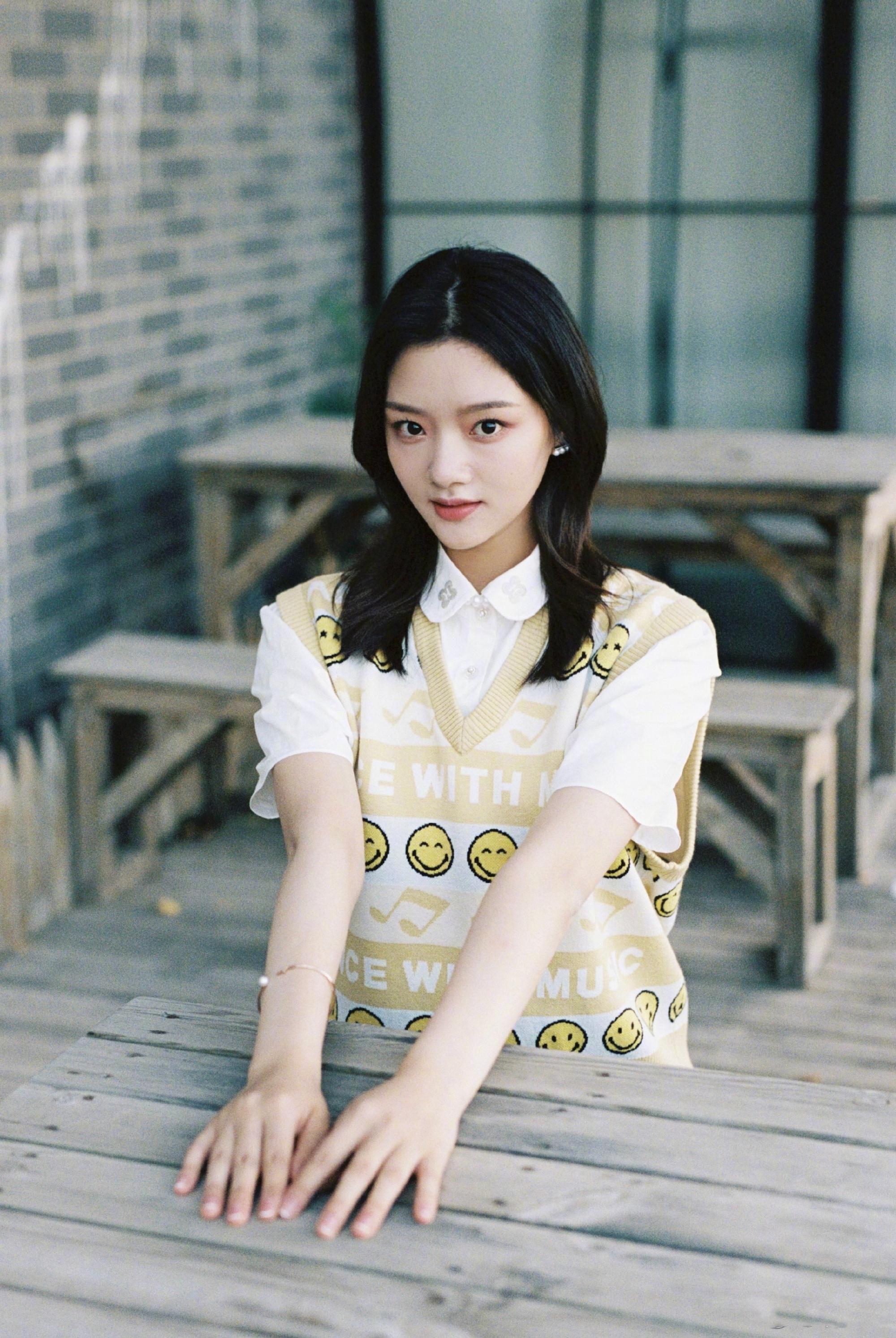 任敏身着联名系列针织背心,温暖的日光黄与笑脸_高清图集_新浪网