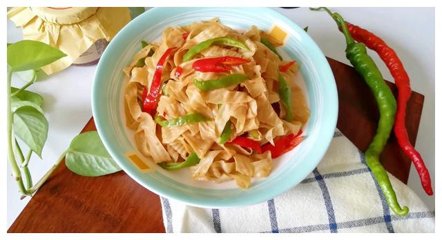 正文       【菜名】:辣椒酱炒豆筋   【需要食材】:干豆筋60克,青椒1