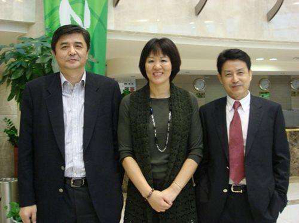 退役后成石油大亨,仍关注体育|汪嘉伟|排球|拦网_新浪新闻