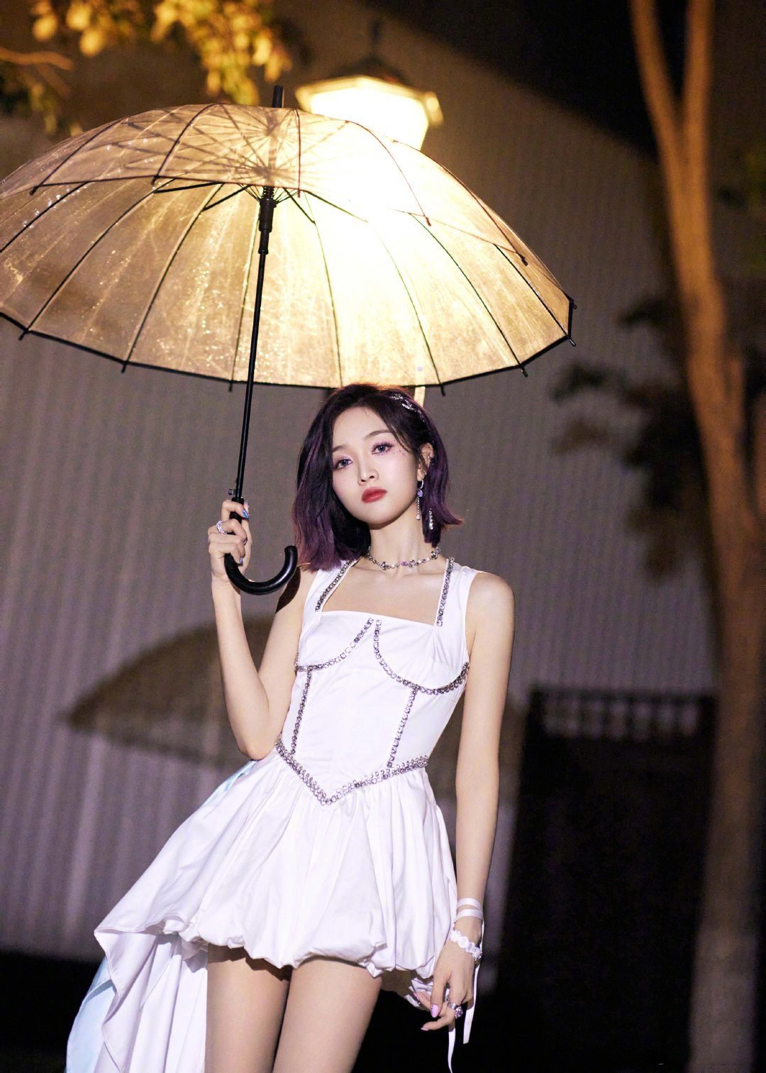 吴宣仪身穿白色吊带连衣裙温柔又清新,一举一动氛围感拉满