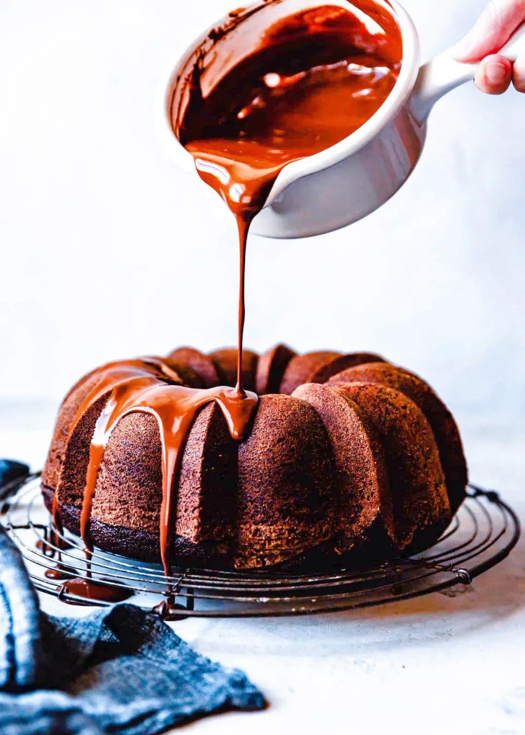 湿润软糯的无麸质巧克力外滩蛋糕涂上光滑的巧克力甘纳许