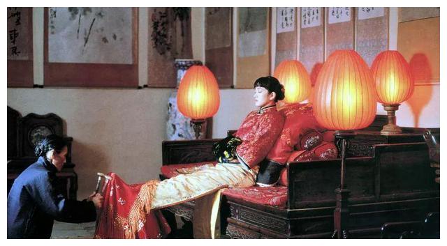 大红灯笼高高挂颂莲最后下场凄惨实在怨不得旁人
