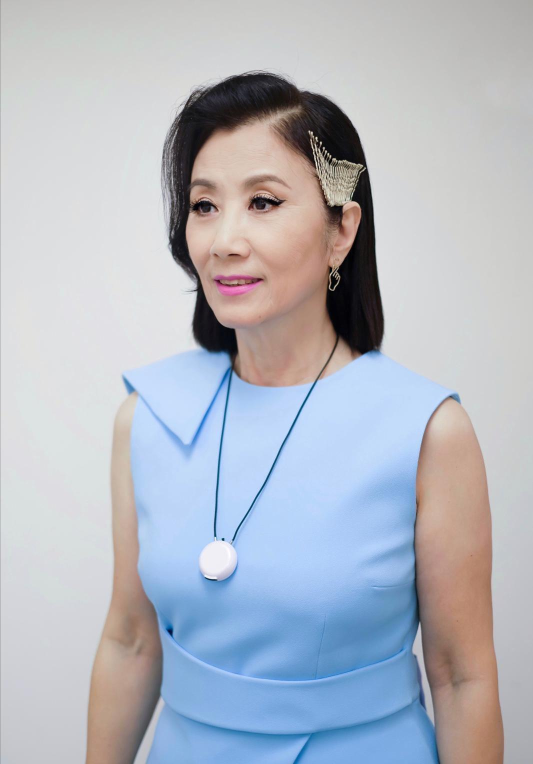 汪明荃真是不服老,73岁还穿粉色连衣裙"装嫩",真的是老来俏