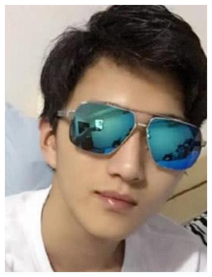 如今的曾挚已经不在娱乐圈发展了,在别的领域发光发热,小时候的他可爱