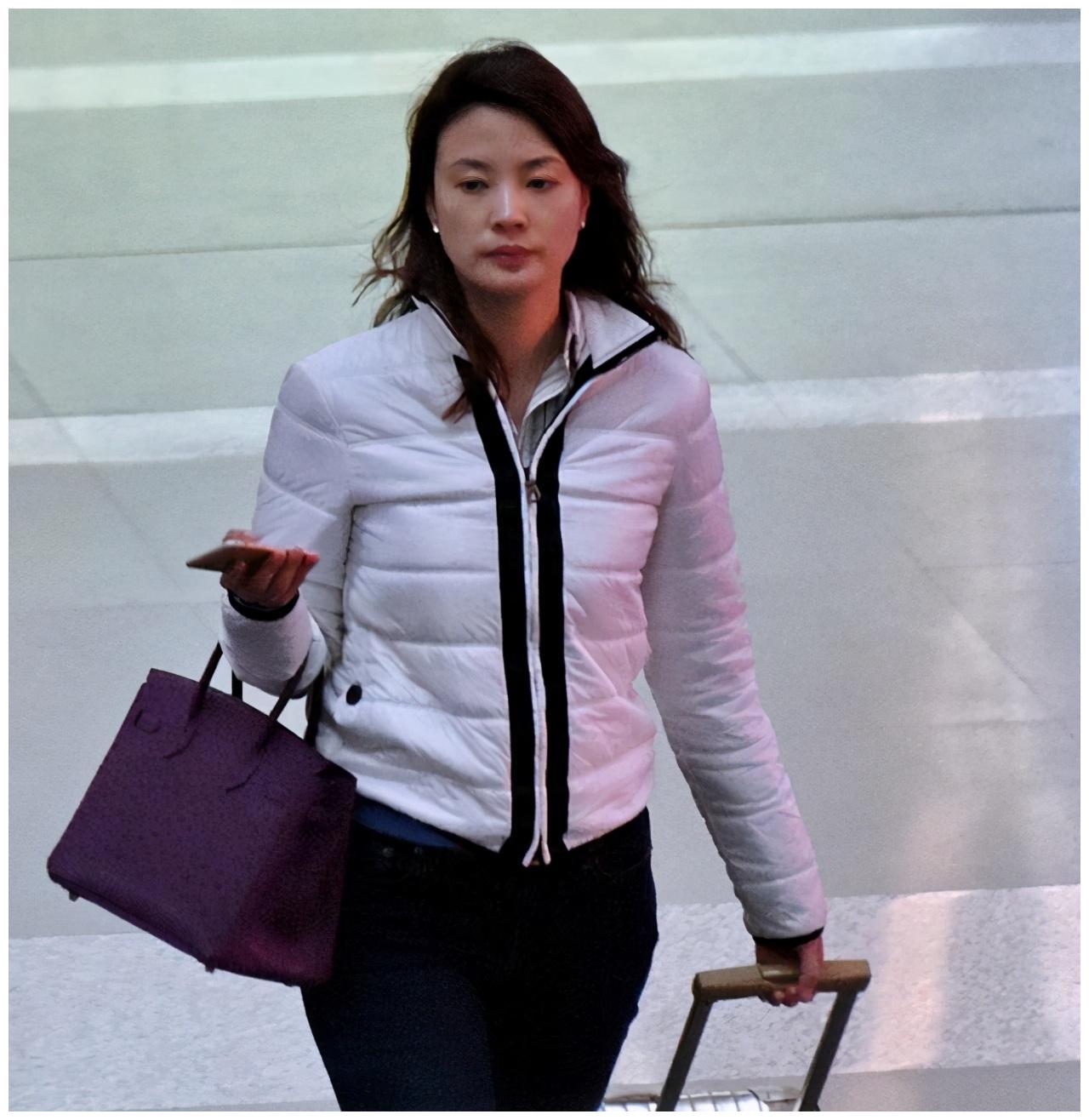 刘芳菲真骨相美人,素颜穿一身低调色走机场,朴素穿搭挡不住贵气