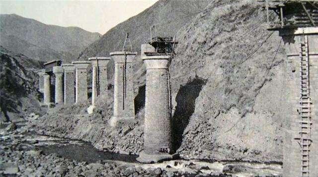 战士掉进40多米深的桥墩,被水泥封存前喊道:大桥修好后告诉我