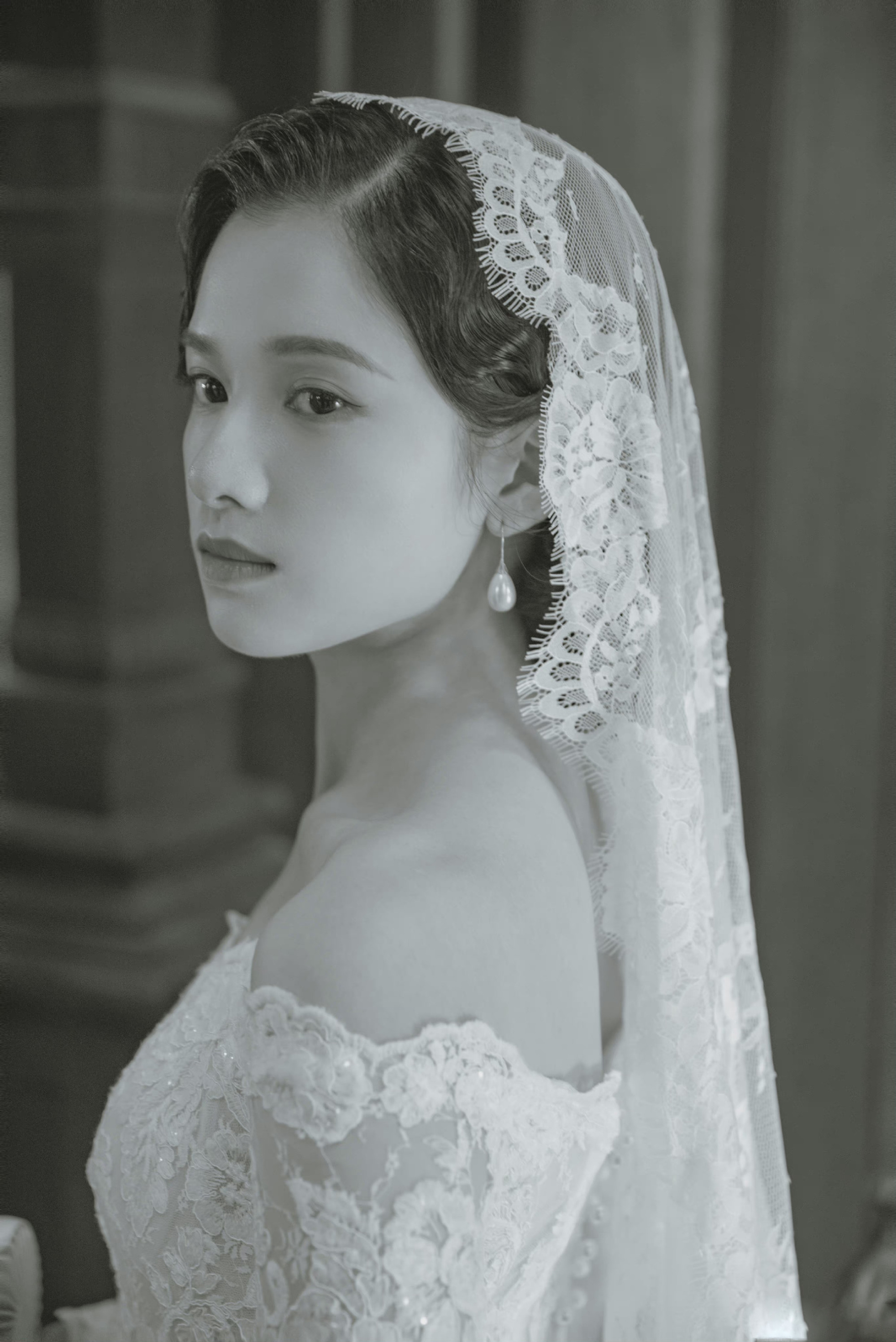 张婧仪剧中造型释出,身穿一袭纯白蕾丝民国婚纱与低发簪结合巧妙