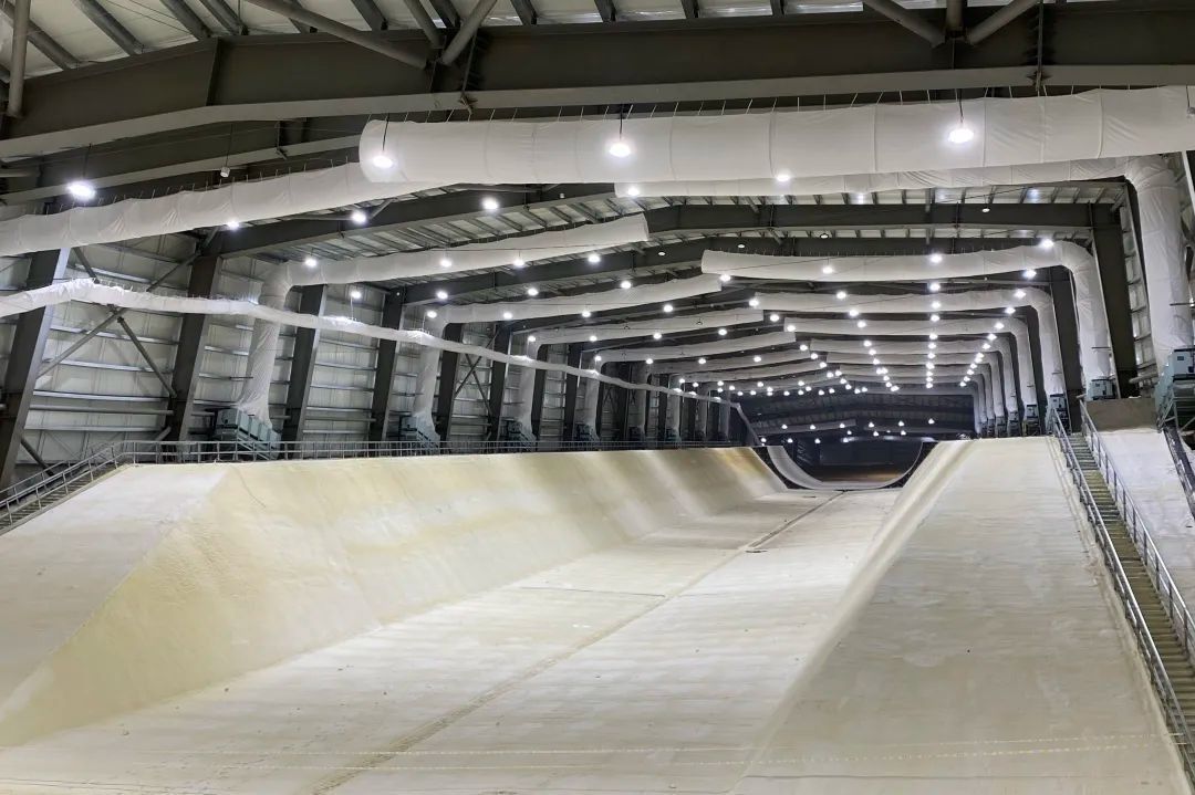 建设成型的崇礼高原训练基地室内u型场地内部该场地是目前世界上第一