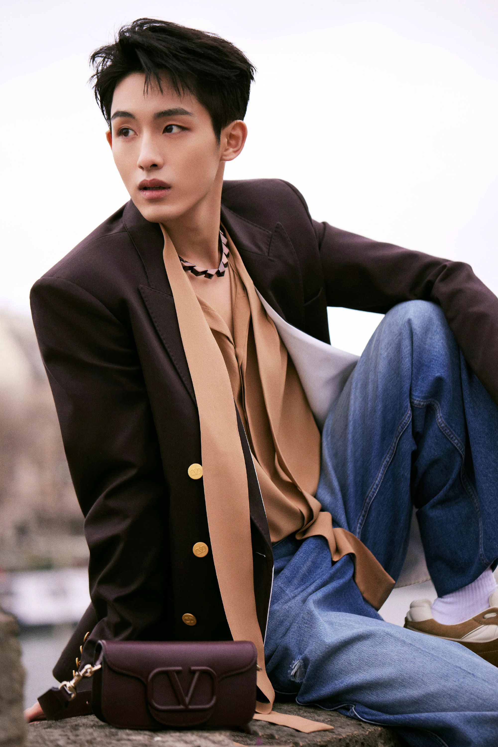 董思成亮相巴黎时装周西装搭配牛仔裤休闲又有范