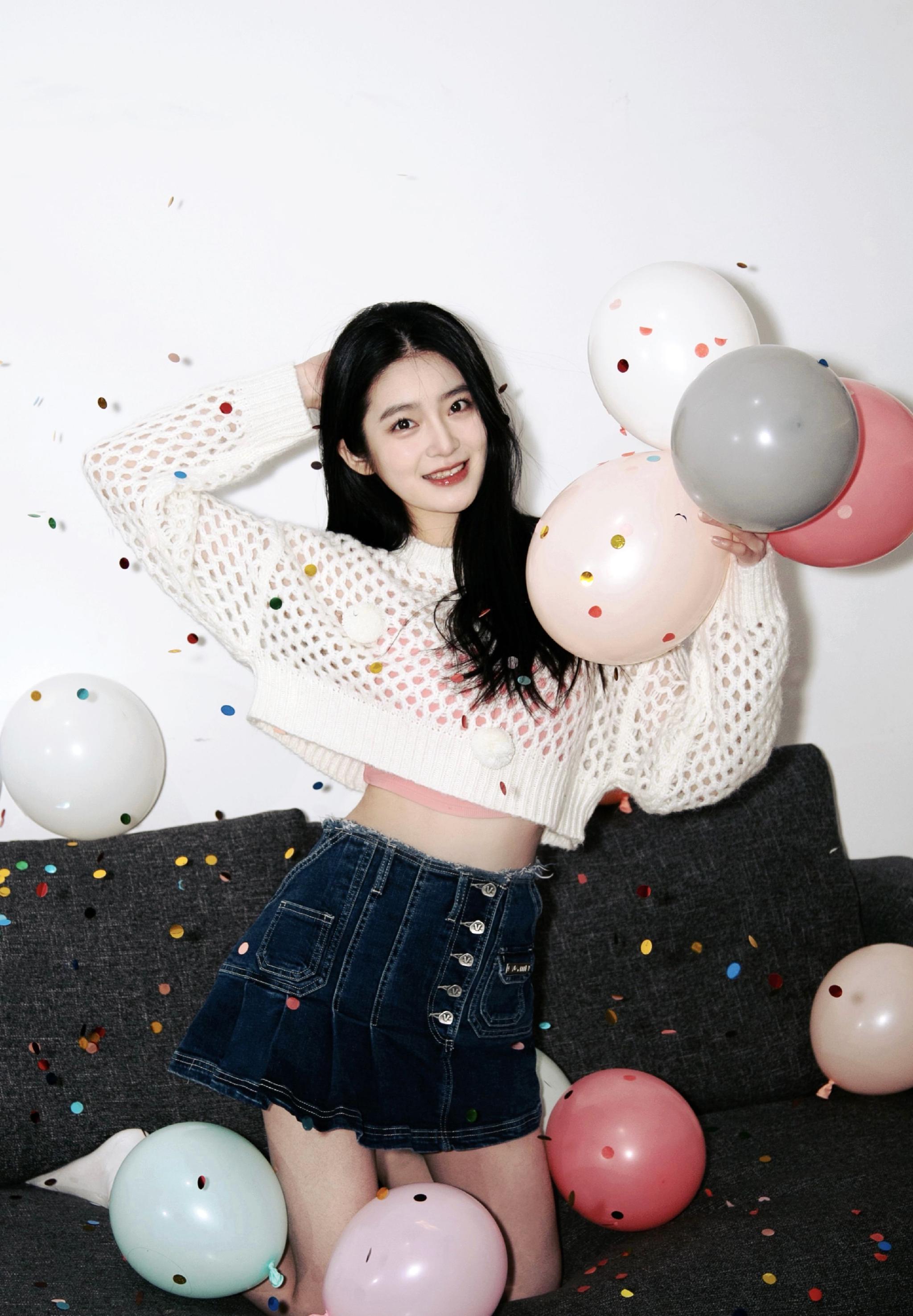 柴蔚晒生日元气写真 俏皮搞怪满是少女灵动|柴蔚|搞怪|生日_新浪新闻