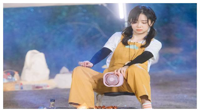 郑爽谭松韵同框,两种蹲姿竟成亮点,网友:女神和女汉子的区别!